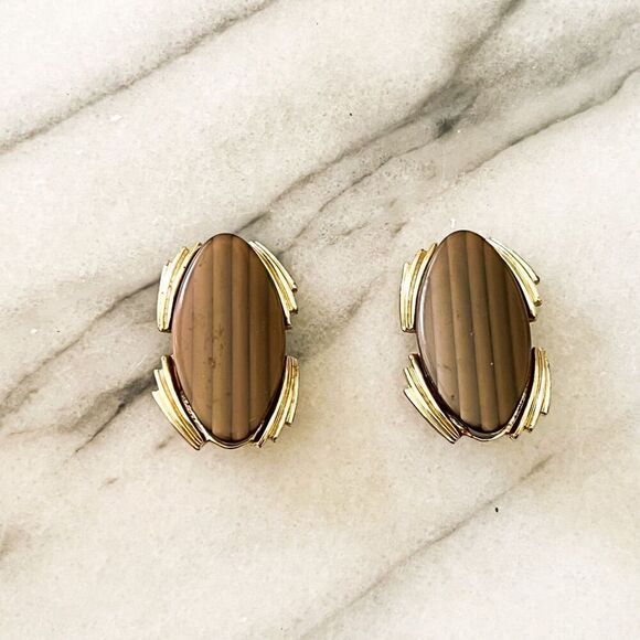 Vintage Faux Wood 1960s Clip On Earrings Brown Gold Toned Metal Unsigned - Picture 1 of 4